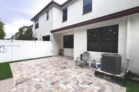 Townhouse in Hialeah, Florida 3 bedrooms, 147.06 sq.m. № 1977724 - photo 21