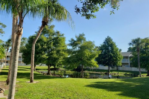 Townhouse in Land O' Lakes, Florida 2 bedrooms, 95.88 sq.m. № 1903357 - photo 11