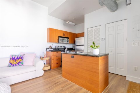 Condo in Miami, Florida, 1 bedroom  № 1711488 - photo 2