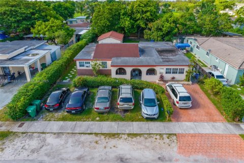 Снять в аренду виллу или дом в Майами, Флорида 2 спальни, 78.97м2, № 1949977 - фото 7