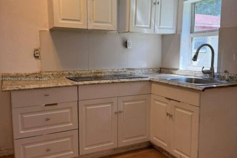 Снять в аренду виллу или дом в Майами, Флорида 2 спальни, 78.97м2, № 1949977 - фото 1