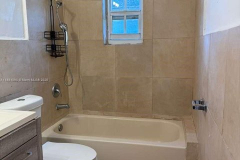 Снять в аренду виллу или дом в Майами, Флорида 2 спальни, 78.97м2, № 1949977 - фото 3