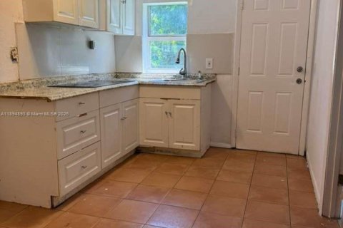 Снять в аренду виллу или дом в Майами, Флорида 2 спальни, 78.97м2, № 1949977 - фото 2