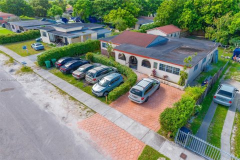 Снять в аренду виллу или дом в Майами, Флорида 2 спальни, 78.97м2, № 1949977 - фото 6