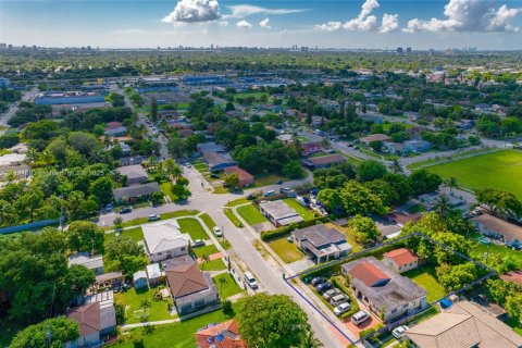 Снять в аренду виллу или дом в Майами, Флорида 2 спальни, 78.97м2, № 1949977 - фото 10