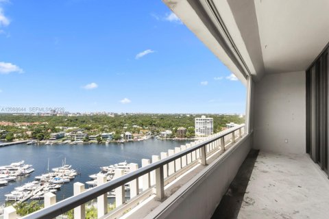 Condo in Miami, Florida, 2 bedrooms  № 2392089 - photo 3