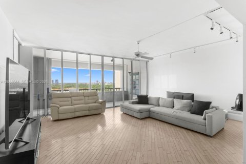 Condo in Miami, Florida, 2 bedrooms  № 2392089 - photo 7