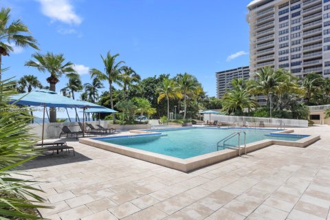 Condo in Miami, Florida, 2 bedrooms  № 2392089 - photo 9