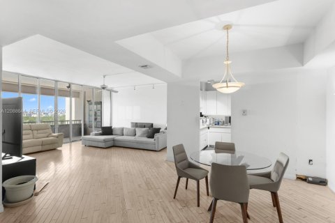Condo in Miami, Florida, 2 bedrooms  № 2392089 - photo 8