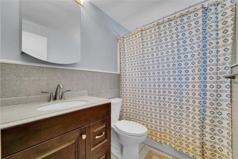 House in Hialeah, Florida 4 bedrooms, 161.37 sq.m. № 1951489 - photo 29