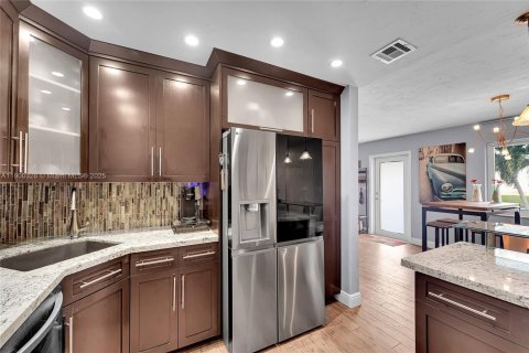 Casa en venta en Hialeah, Florida, 4 dormitorios, 161.37 m2 № 1951489 - foto 3