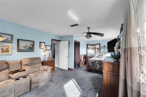 House in Hialeah, Florida 4 bedrooms, 161.37 sq.m. № 1951489 - photo 10