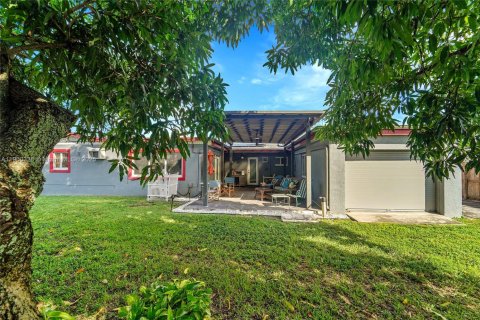 House in Hialeah, Florida 4 bedrooms, 161.37 sq.m. № 1951489 - photo 21