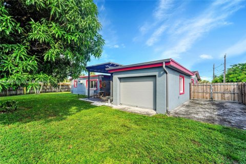House in Hialeah, Florida 4 bedrooms, 161.37 sq.m. № 1951489 - photo 22