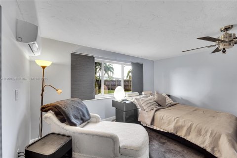 House in Hialeah, Florida 4 bedrooms, 161.37 sq.m. № 1951489 - photo 18