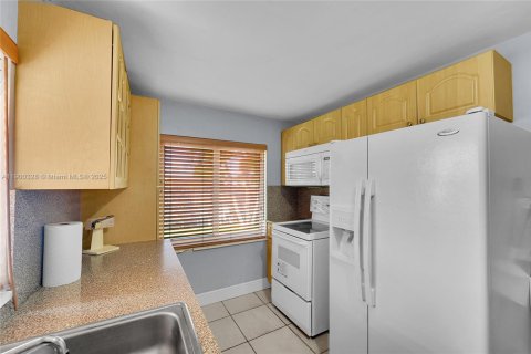 House in Hialeah, Florida 4 bedrooms, 161.37 sq.m. № 1951489 - photo 25
