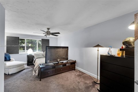 House in Hialeah, Florida 4 bedrooms, 161.37 sq.m. № 1951489 - photo 15