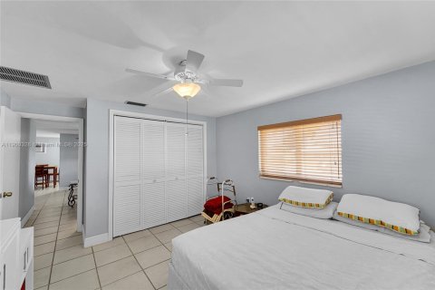 House in Hialeah, Florida 4 bedrooms, 161.37 sq.m. № 1951489 - photo 28