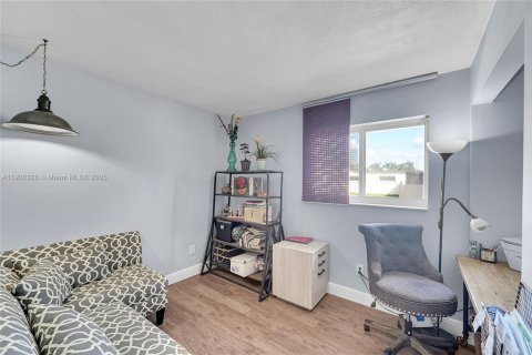 House in Hialeah, Florida 4 bedrooms, 161.37 sq.m. № 1951489 - photo 14