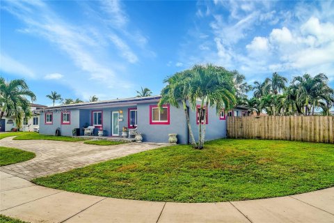 Casa en venta en Hialeah, Florida, 4 dormitorios, 161.37 m2 № 1951489 - foto 2