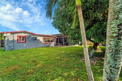 House in Hialeah, Florida 4 bedrooms, 161.37 sq.m. № 1951489 - photo 23