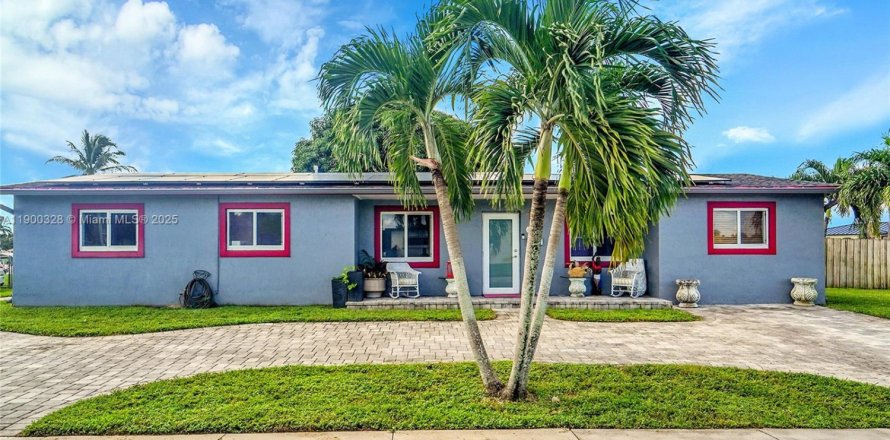 House in Hialeah, Florida 4 bedrooms, 161.37 sq.m. № 1951489