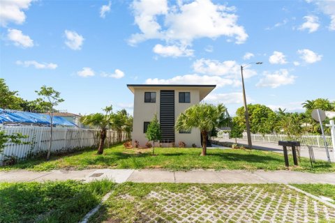 Commercial property in Miami, Florida № 1930079 - photo 1