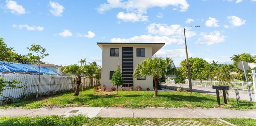 Commercial property in Miami, Florida № 1930079