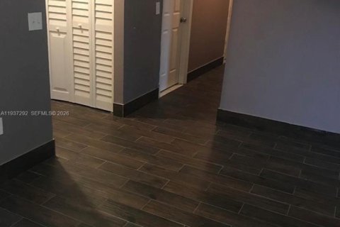 House in Miami Gardens, Florida 3 bedrooms, 92.81 sq.m. № 1995299 - photo 4