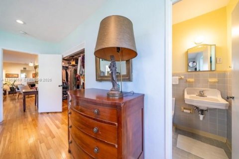 House in Miami Shores, Florida 4 bedrooms, 225.47 sq.m. № 2030714 - photo 17