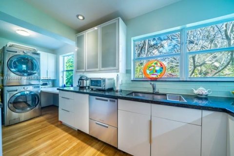 House in Miami Shores, Florida 4 bedrooms, 225.47 sq.m. № 2030714 - photo 10