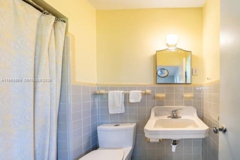 House in Miami Shores, Florida 4 bedrooms, 225.47 sq.m. № 2030714 - photo 18