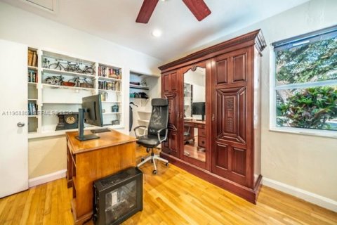 House in Miami Shores, Florida 4 bedrooms, 225.47 sq.m. № 2030714 - photo 21