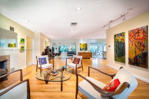 House in Miami Shores, Florida 4 bedrooms, 225.47 sq.m. № 2030714 - photo 6