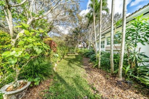 House in Miami Shores, Florida 4 bedrooms, 225.47 sq.m. № 2030714 - photo 24