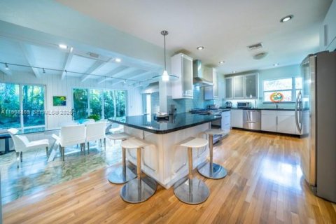 House in Miami Shores, Florida 4 bedrooms, 225.47 sq.m. № 2030714 - photo 8