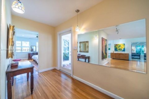 House in Miami Shores, Florida 4 bedrooms, 225.47 sq.m. № 2030714 - photo 4