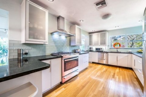 House in Miami Shores, Florida 4 bedrooms, 225.47 sq.m. № 2030714 - photo 9