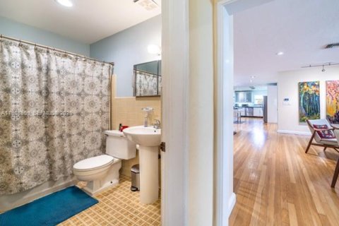 House in Miami Shores, Florida 4 bedrooms, 225.47 sq.m. № 2030714 - photo 20