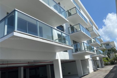 Condominio en venta en Bal Harbour, Florida, 49.89 m2 № 1761868 - foto 24