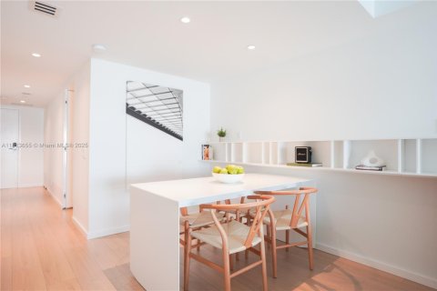 Condominio en venta en Bal Harbour, Florida, 49.89 m2 № 1761868 - foto 3