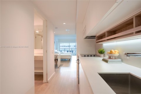 Condominio en venta en Bal Harbour, Florida, 49.89 m2 № 1761868 - foto 2
