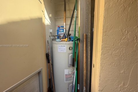 Casa en venta en Hollywood, Florida, 2 dormitorios, 92.9 m2 № 2001005 - foto 5