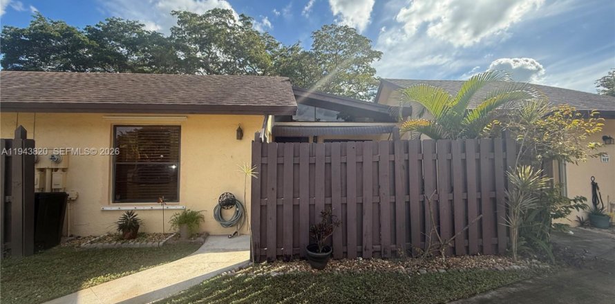 Casa en Hollywood, Florida 2 dormitorios, 92.9 m2 № 2001005