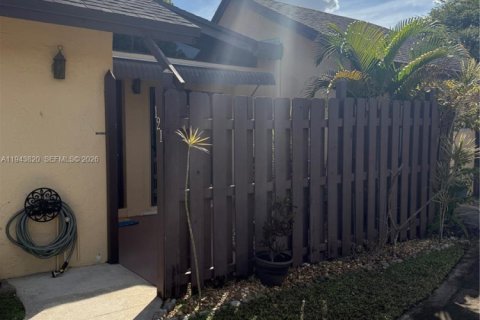 Casa en venta en Hollywood, Florida, 2 dormitorios, 92.9 m2 № 2001005 - foto 2