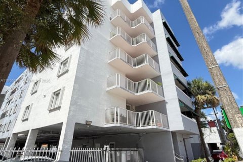 Condominio en alquiler en Miami, Florida, 2 dormitorios, 95.04 m2 № 2009981 - foto 2
