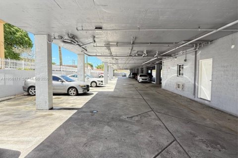 Condominio en alquiler en Miami, Florida, 2 dormitorios, 95.04 m2 № 2009981 - foto 3