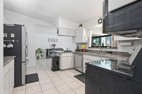Villa ou maison à vendre à Kissimmee, Floride: 3 chambres, 180.32 m2 № 2091621 - photo 7