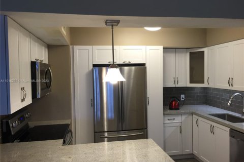 Снять в аренду кондоминиум в Холливуд, Флорида 1 спальня, 79.9м2, № 1973545 - фото 2