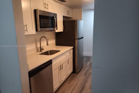 Copropriété à louer à Pompano Beach, Floride: 2 chambres, 91.04 m2 № 2279071 - photo 3